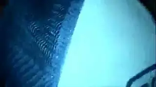 الجمال الداكن الصغير يظهر فرية المنقوعة