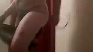 بنات وقحة وأصحاب يتناوبون على بعضهم البعض