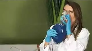 ابن يتحسس اخته ويحسن عليهى وهي ناءم