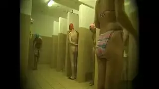 امرأة ناضجة تلعب بالأسلاك ثم تمارس جنسًا قويًا على أثاث المكتب