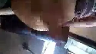 مغطاة بالعرق، هذه فتاة الصالة تدخل أصابعها في فتحتها الضيقة