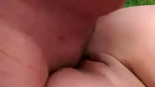 رجل بنك رجل في الحديقة