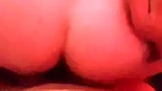 منحنية فوق المكتب: عاهرة مكتب خنثى