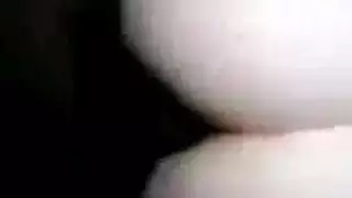 الشقراء الممتلئة تأخذ قضيبًا هائلاً بعمق في فرجها العاري