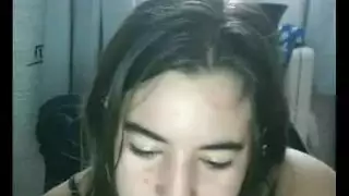 مراهقة بدينة تستمني كسها المغمور بالسوائل