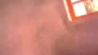 عاهرة الطالبة تبتلع السائل المنوي في حمام المكتب