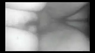 زوجة مثيرة تركع لتمص قضيبًا عملاقًا بعمق