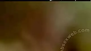 زوجة ذات خبرة تبتلع المني في فيلم صريح