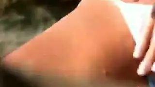 فتاة البيكيني في الهواء الطلق تأخذ شرجي قاسي في العلن