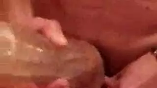مثلية تتحول بواسطة قضيبين في جلسة بورن صعبة
