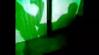جنس صريح على الأريكة مع مراهقة سمراء تحب المص
