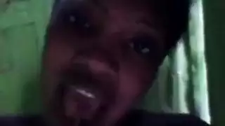 نيج شرجي ذكري قوي باستخدام أداة منزلية أمام مشاهد