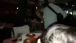 حلوة رومانية تركع لأجل قضيب في النادي