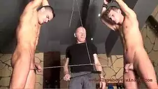 ممثلة مقيدة تتظاهر بالألم في فيلم رباط إباحي قاسي