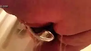 استحمام ساخن وجنس مع سمراء مثيرة