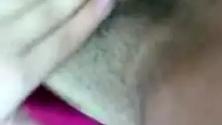 امرأة عربية ناضجة ذات أثداء كبيرة تمارس العادة السرية على الكاميرا