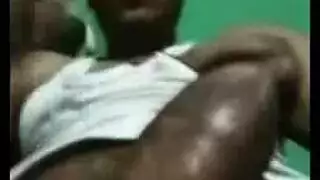 مشهد إكس إكس إكس لذكرين أسودين، الواحد تلو الآخر