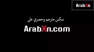 زوجها يضبطها: جنس سارة فانديلا السري في الحمام يتحول إلى إيلاج مزدوج