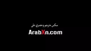 أم تكتشف متلصصًا في الحمام، تسيطر وتركبه بقوة