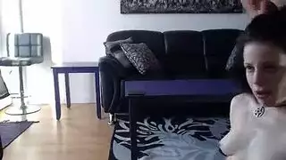 عشاق صغار يستكشفون أجساد بعضهم في شريط جنسي مراهق خام