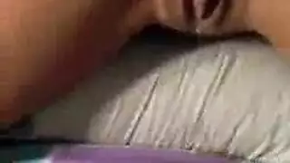 فرج فتاة شقراء مبتدئة رطب يتساقط منه السائل في فيلم جنسي صريح