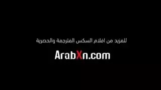مدمن على الإباحية؟ زوجته ترينه جنسًا صريحًا حقيقيًا في الغرفة