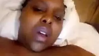 أم سمراء مثيرة تستمني بهدوء في منزل فارغ