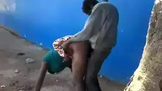 رجل أفريقي يركب بنت في الشارع