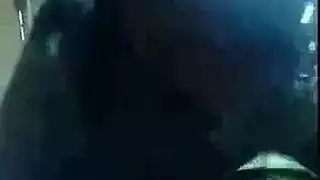 عاهرة لاتينية تأخذ دسار وقضيب في فتحاتها