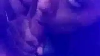 خضوع سجين في فيلم بورنو: مص قضيب وتلقي ضرب