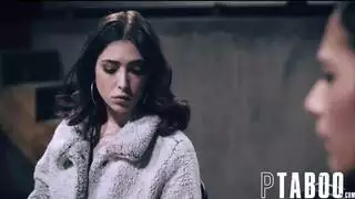 صديقة نحيلة تشارك في جماع ثلاثي في مغامرة إباحية حضرية