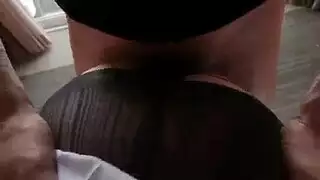 حركة إباحية صريحة: خادمة تتلقى قذفًا ساخنًا على وجهها بعد جنس فموي