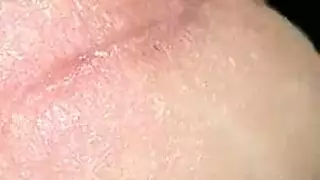 قضيب الرجل الأكبر سناً السميك يمدد الجميلة السمراء النحيلة