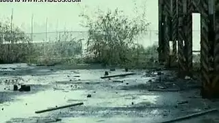 الشقراء المثيرة بالجوارب السوداء تلمس فرجها المبلل على الأرض