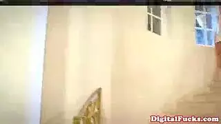 شقراء عصرية تستعرض جسدها وتتناك بعمق