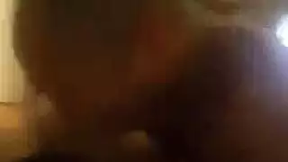 كوغار مع أسلاك التوصيل المصنوعة من الحصول على بوسها الساخن الذي تم تحقيقه من قبل رجل ناضج