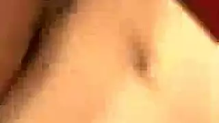 رجل أصلع وفتاة لاتينية يمارسان الجنس بقضيب عملاق