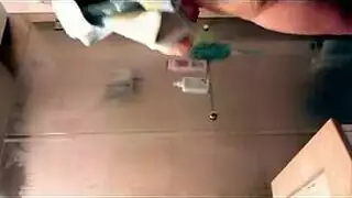 فتاة نحيفة في الجوارب تحصل على سمرة ذهبية ثم على قذف على وجهها من عميلها