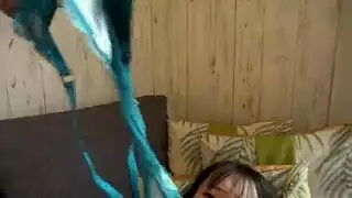 مراهقة قانونية تتظاهر أمام كاميرا أفلام إكس إكس إكس