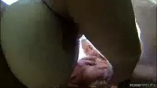 رجل يمص كس بنت صغيرة
