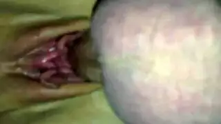 حمولة كريمية تُقذف عميقاً في مهبلها المحلوق