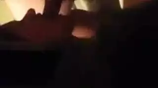 هذه العاهرة المطيعة تأخذ القضيب بمهارة في لعبة الهيمنة الأنثوية