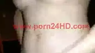 فتاة آسيوية تتوسل للحصول على سائل ساخن على وجهها من نائب الرئيس