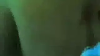 يضع هزاز في زبره