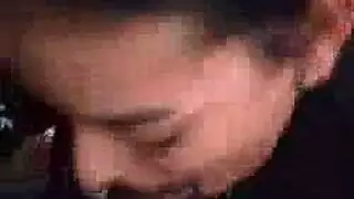 فتاة سمراء تتعرض للضرب بقوة بكعب عالي وتنتهي بقذف على وجهها