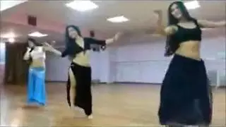 راقصة شرقية مثيرة تُخترق من فتحتين
