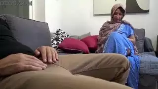 الزوجة الخائنة تختنق بقضيب عشيقها السميك