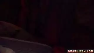 قضيب الحمار السمين ينزلق داخل كس عربي