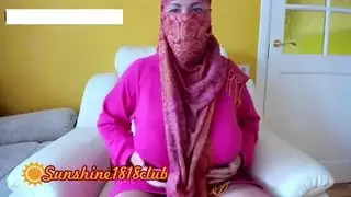عاهرة عربية ساخنة تفتح ساقيها على مصراعيها لمعجبيها