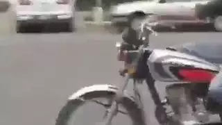 رجل عربي متعرق يظهر قضيباً كبيراً مختوناً في الأماكن العامة